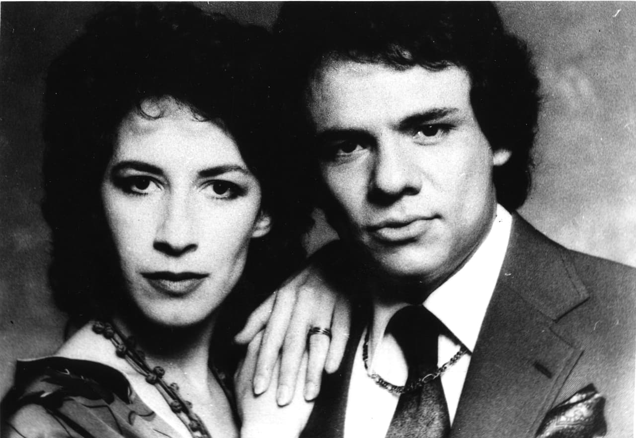 En 1982 realizó un dueto con la cantante norteamericana Lani Hall, la canción: "Te quiero así". Años más tarde, en 1995, repitió la fórmula con Alejandra Avalos.