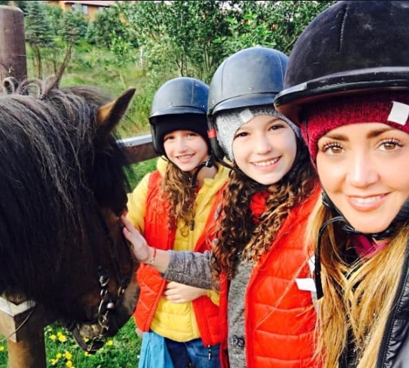 En Arnanes Guesthouse, Andrea Legarreta y sus hijas disfrutaron de un hermoso paseo a caballo.