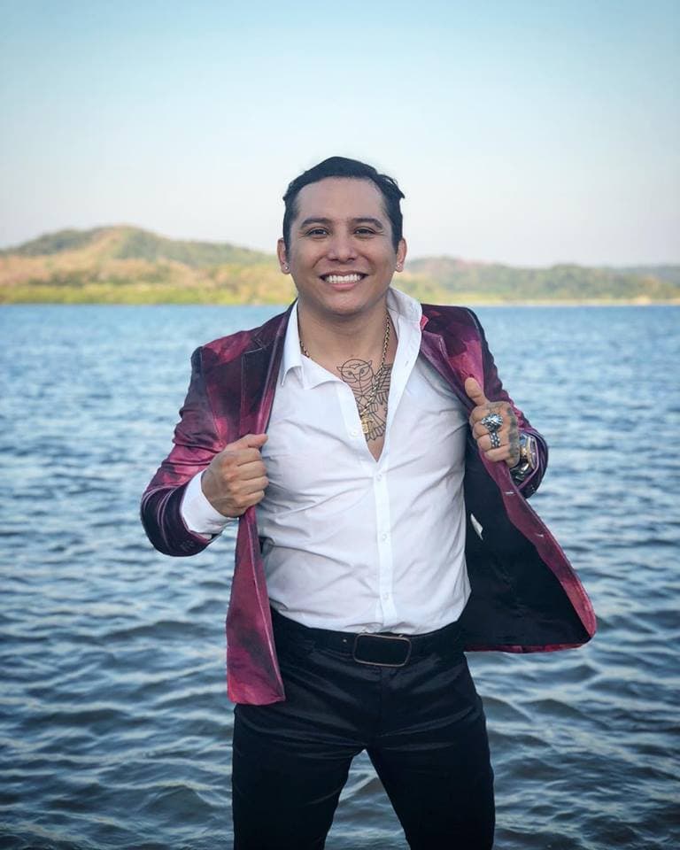El video del tema 'Fíjate que sí' se grabó en Barra de Navidad, en Colima, México y la sonrisa de Edwin Luna lo dice todo: el hombre está feliz con su nueva relación amorosa. En la foto aparece el tatuaje que se hizo en el pecho, igual al de su novia guatemalteca.