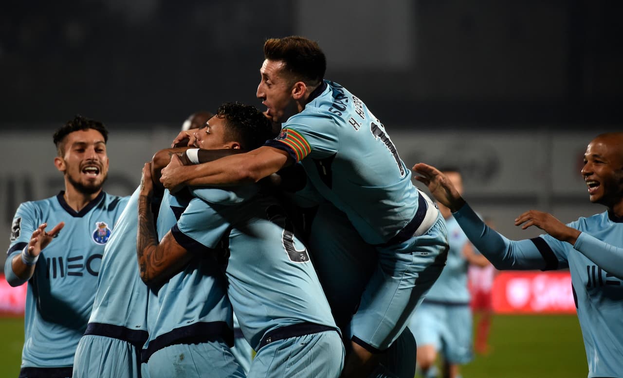 Porto tendrá a Liverpool como su rival en octavos, en un cruce sin duda peligroso para el equipo de los mexicanos Herrera, Corona, Reyes y Layún, que quiere hacer historia en Europa.