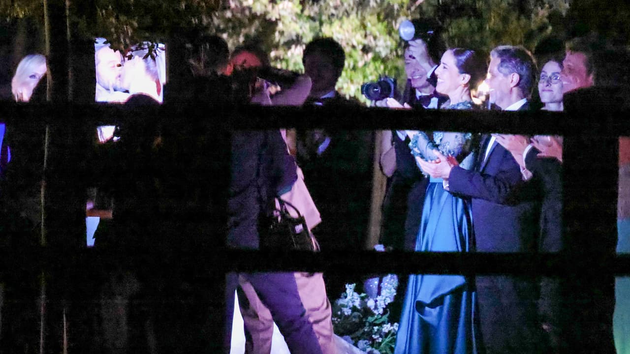 Cuando Michelle Salas y Danilo Díaz sellaron su amor con un romántico beso, Luis Miguel aplaudió feliz al ver a la pareja.