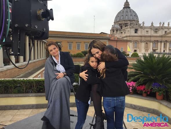 ¡Qué ternura! Las chiquitas de Karla entran a pedir abrazos durante comerciales.