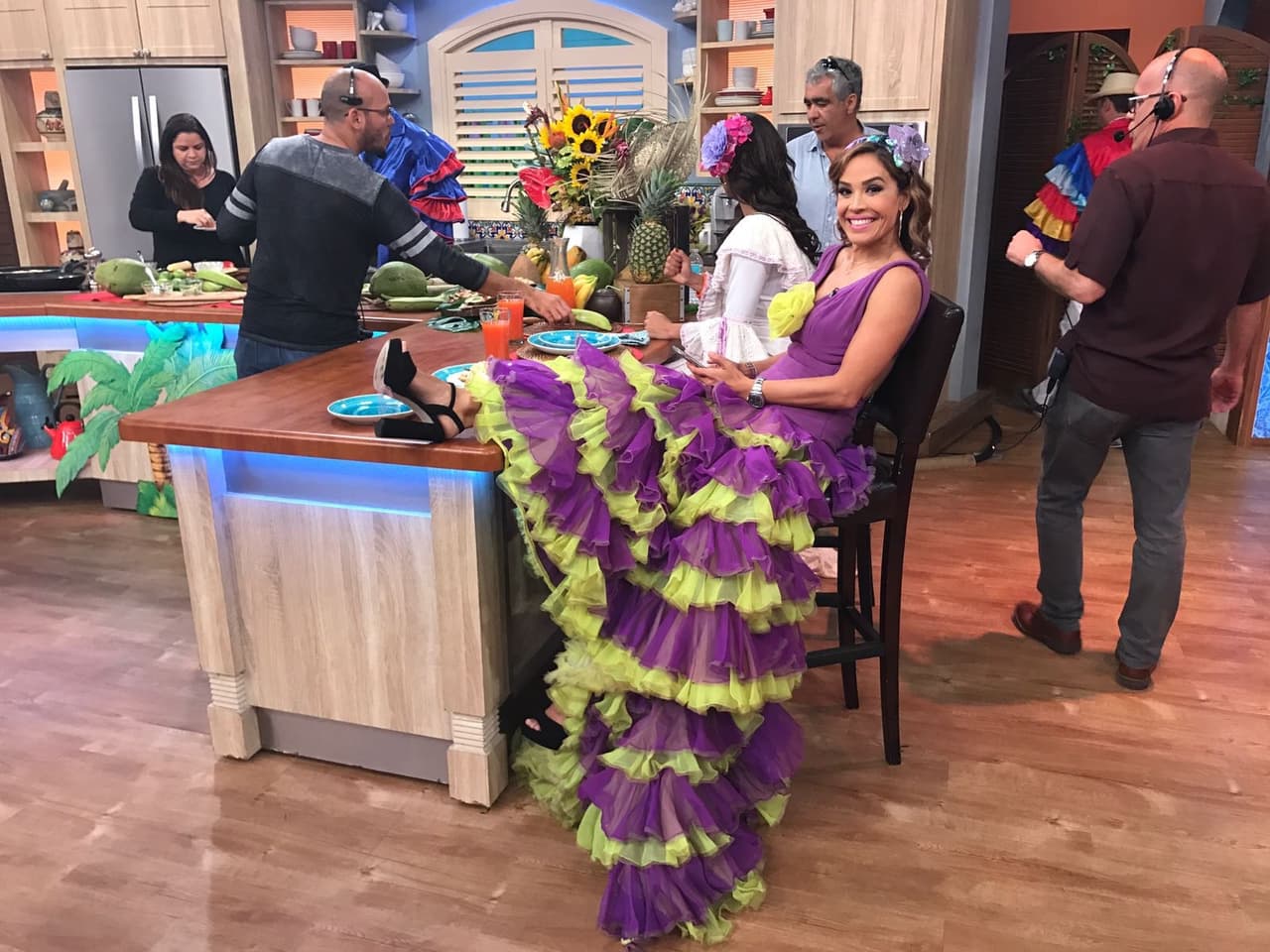 En comerciales, Karla Martínez aprovechó para descansar un poco los pies y poder seguir bailando.