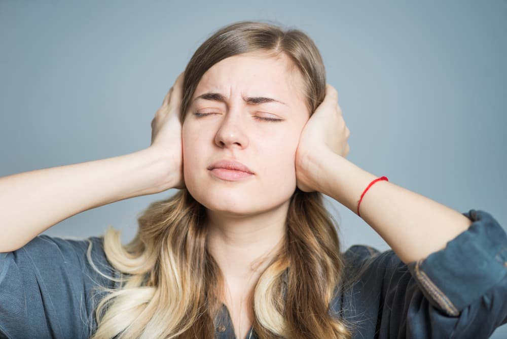 Sientes que eres usado y trasmites ese sentimiento a los demás que entonces dejan de tomarte en serio pensando que siempre eres la víctima en todo, con razón o sin ella. Es esa actitud quejumbrosa y autocompasiva la que puede crear el malestar en quien está a tu lado que no se siente cómodo con alguien que constantemente se siente mal consigo mismo, usado y victimizado.