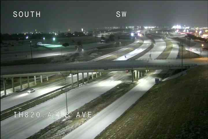 Se recomienda a las personas evitar salir de sus casas si no tienen que hacerlo para evitar posibles accidentes en las carreteras.
<br>