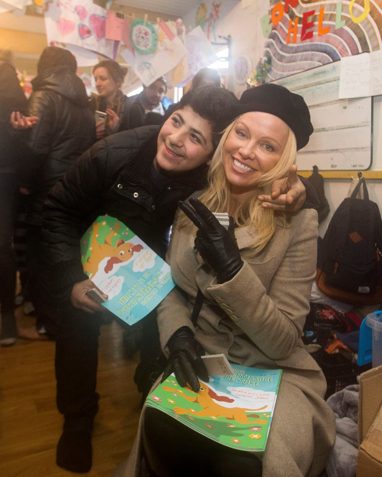 "Mucha gente está aquí intentando hacer de una situación terrible algo menos terrible. Es conmovedor presenciar esa parte", dice Anderson. "Pero toda la parte política es devastadoramente incomprensible".