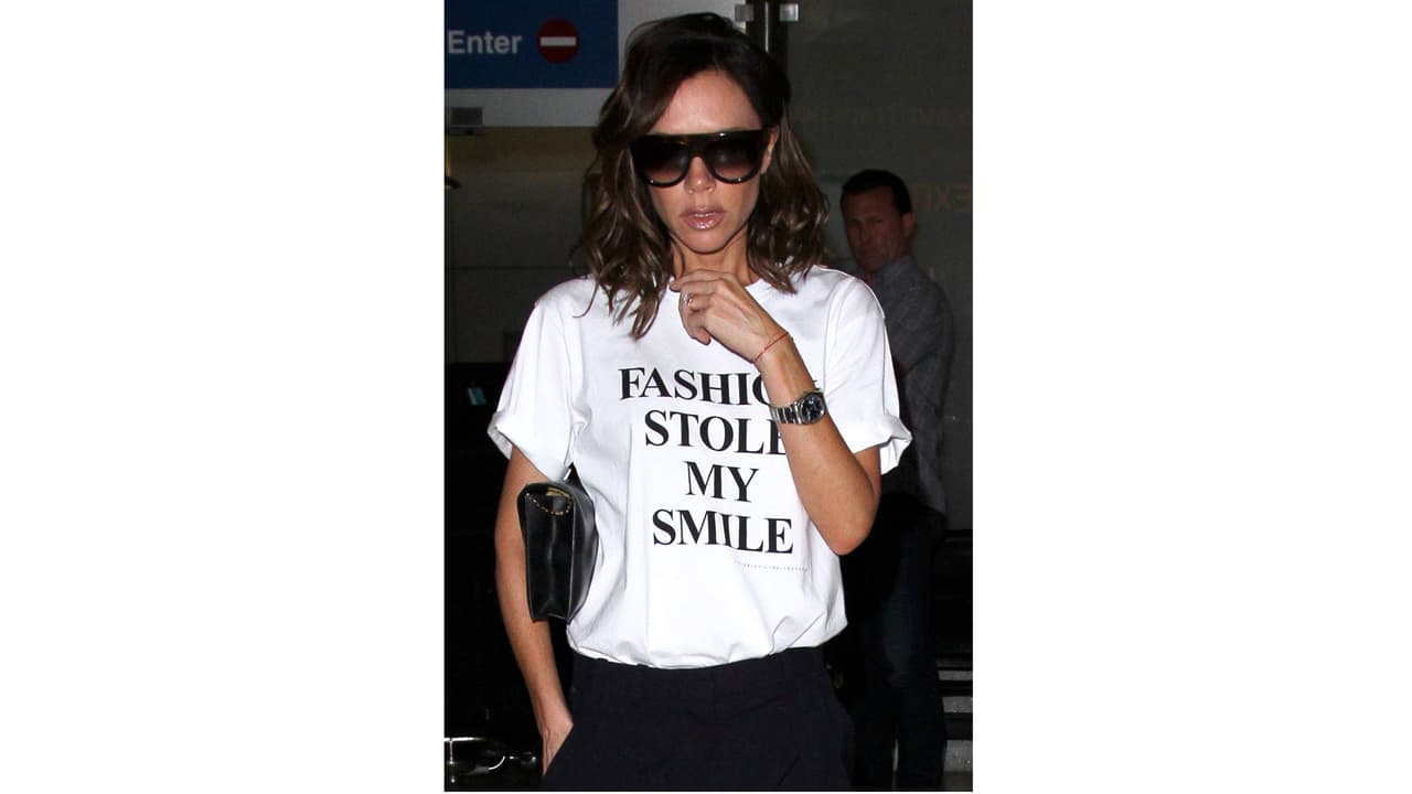 Victoria Beckhan luce su camiseta con mensaje de la colección Victoria x Victoria Beckham Primavera / Verano 2017.
