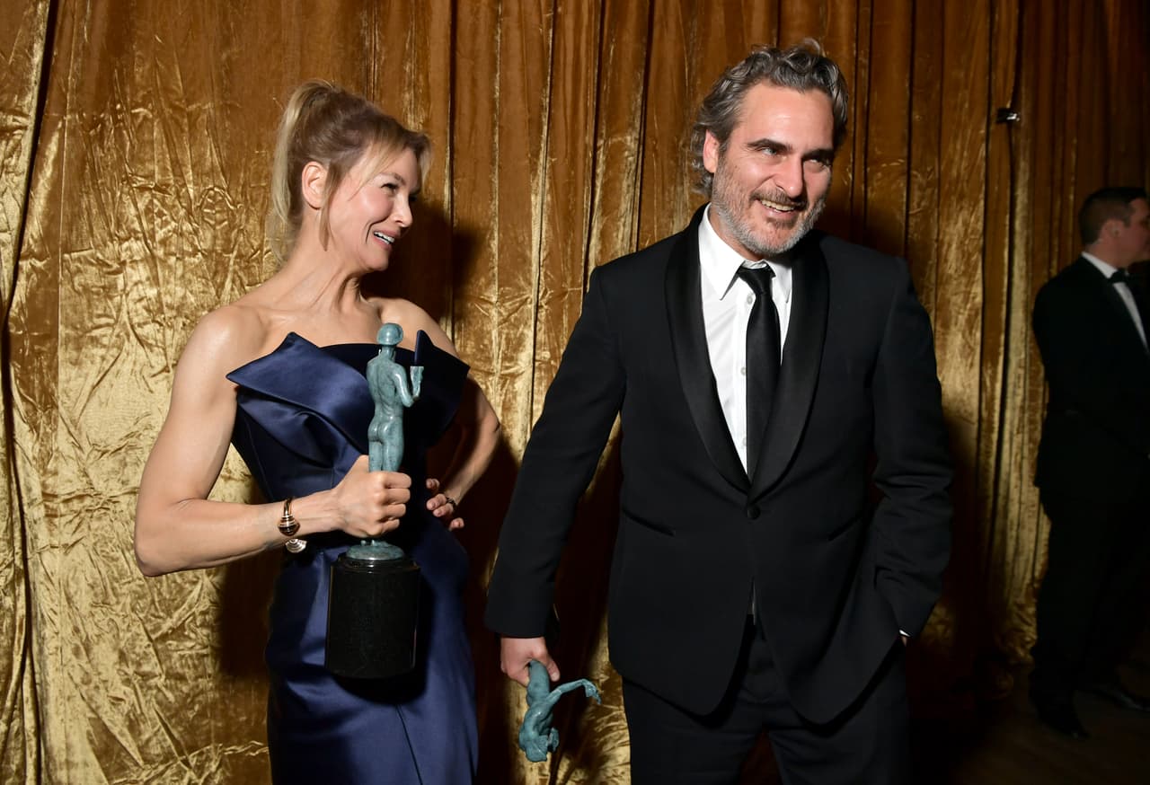 En su entrevista, la fotógrafa agregó que ese no fue el único punto culminante de su noche. "También capté la alegría pura del elenco de 'Parasite' por ganar el mejor elenco y un feliz momento de felicitación entre 
<b><a href="https://www.univision.com/temas/renee-zellweger">Renée Zellweger</a> </b>y 
<b><a href="https://www.univision.com/famosos/joaquin-phoenix-y-su-temido-joker-revolucionaron-las-salas-de-cine-y-a-google-tambien-fotos">Joaquin Phoenix</a></b>".