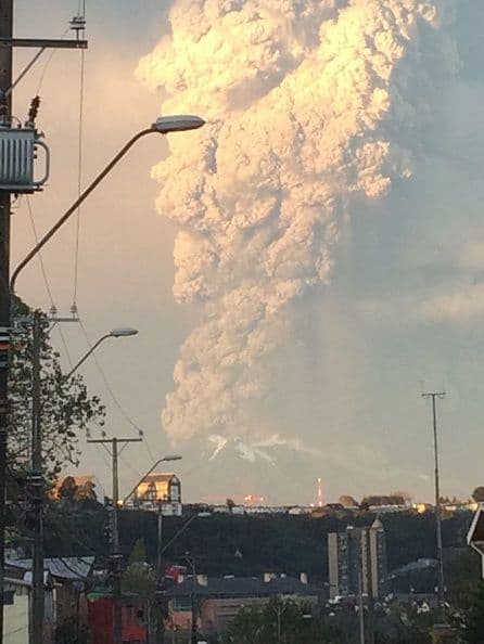 Expertos de la Universidad de Chile habían previsto que las cenizas del volcán alcanzaran la ciudad chilena de Santiago, lo que sucedió este viernes.
