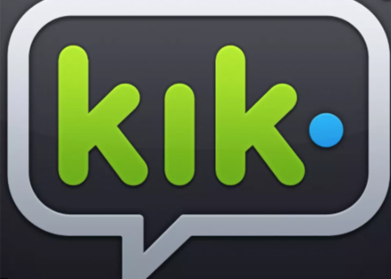 De acuerdo al portavoz de la Oficina del Alguacil del condado de Fresno, una de las primeras señales para detectar a un depredador sexual en línea es cuando la persona 'eventual víctima' se le pide que cambie de plataforma. 
<b>"Es una manera de aislar al niño y mantener sus interacciones en secreto".</b>
<br>La app Kik es una forma de mensajería instantánea, muy popular entre los adolescentes.