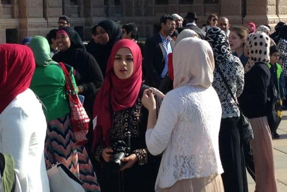 En el lugar se dieron cita también miembros de The Patriot Defense Foundation (Fundación de la defensa del patriota), quienes acudieron a expresar su oposición ante esta conmemoración. (Foto: Twitter)