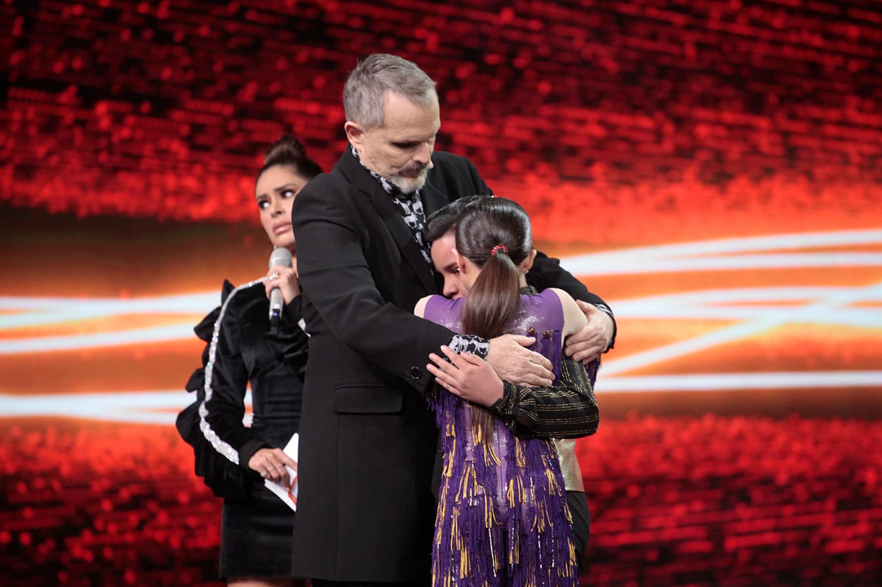 En la cuarta gala, Miguel Bosé dejó su asiento una vez más. Esta vez para felicitar a Yahir, la pareja de baile de Flor, quien dejó todo en el escenario a pesar de estar enfermo.