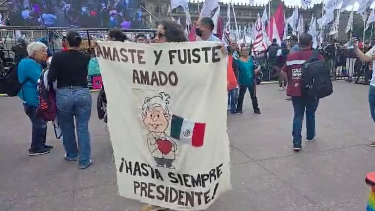 La caricatura de 
<b>Andrés Manuel López Obrador está en pancartas, colchas y otra indumentaria</b> en el Zócalo de la Ciudad de México.