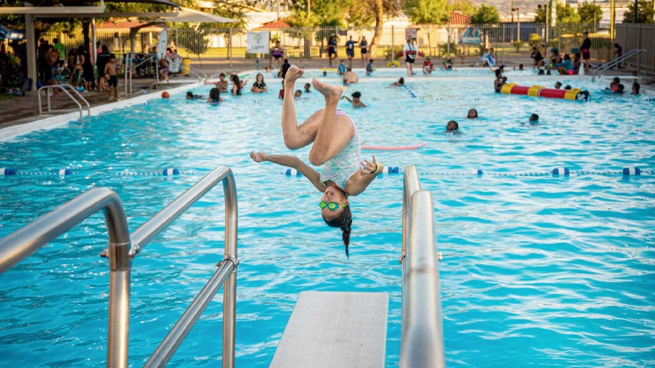 <b>Starlight Pool</b>
<br>Abierto de lunes a jueves, sábados y domingos de 12 p.m. a 6 p.m. Viernes cerrado.
<a href="https://goo.gl/maps/c37oQcQrG632" target="_blank">7810 W. Osborn Road.</a> Teléfono: 602-495-2412. Niños gratis. Adultos $3.