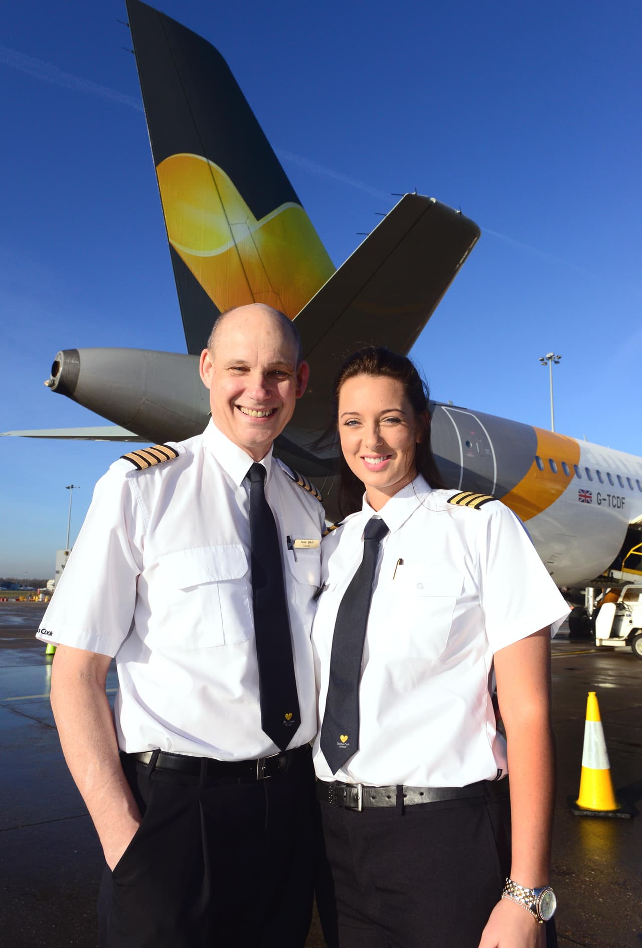 Comentó a los pasajeros de Birmingham a Tenerife que él volaba con su hija.