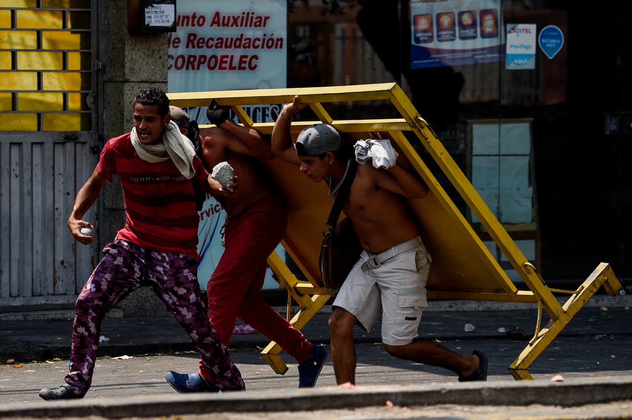 En San Antonio del Táchira, muy cerca del puente fronterizo Simón Bolívar en Venezuela, tambíen los uniformados han reprimido a los habitantes que reclaman la entrada de ayuda humanitaria.