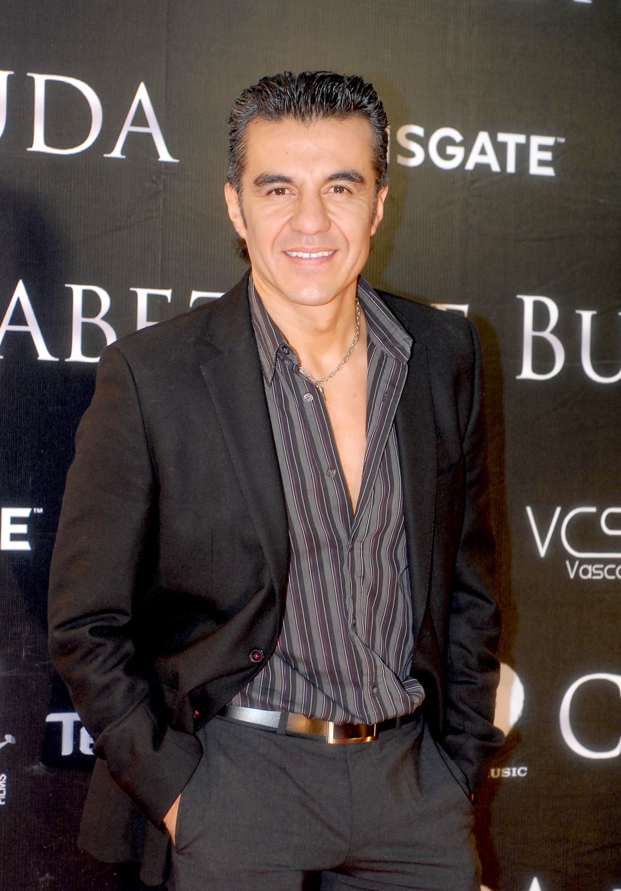 Adrián Uribe también habló del tema y aseguró que solo eran amigos: “Me llevo increíblemente con Angelique, es una niña hermosa, hemos hecho una amistad muy padre y eso es todo, la verdad es que estamos muy a gusto”.
<br>