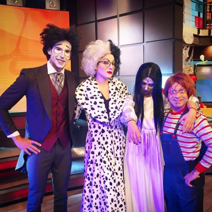 Disfrazada de la niña de la película 'El Aro', Natalia Telléz recorrió el set de HOY.