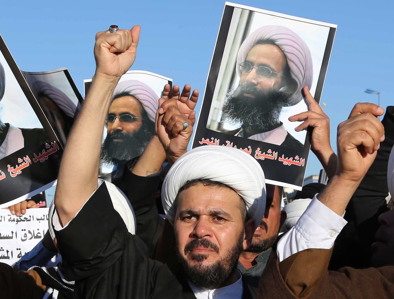 Chiíes iraquíes corean lemas contra el gobierno saudí con carteles que muestran a Nimr al-Nimr (AP Foto/Karim Kadim)