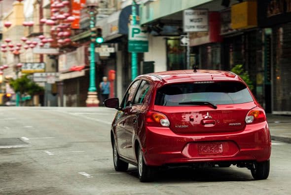 Toyota Prius 2015-Precio: $24,200; Consumo (ciudad/carretera): 48"51mpg