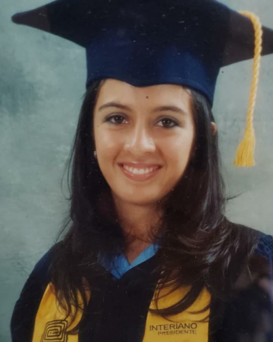 Al igual que Hena, Maity estudió en la Escuela Internacional Sampedrana y con esta foto recordó que 18 años atrás se graduó.