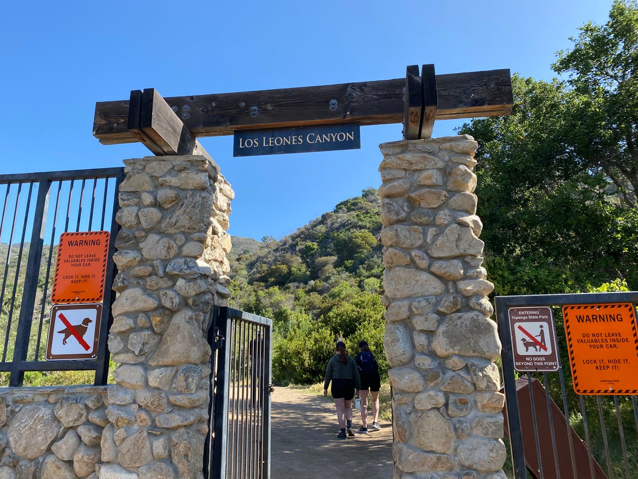 El sendero tiene una sola entrada; sin embargo, desde él puedes tomar al menos seis otros caminos con paseos que van desde la costa y otros que conectan con el Valle de San Fernando.