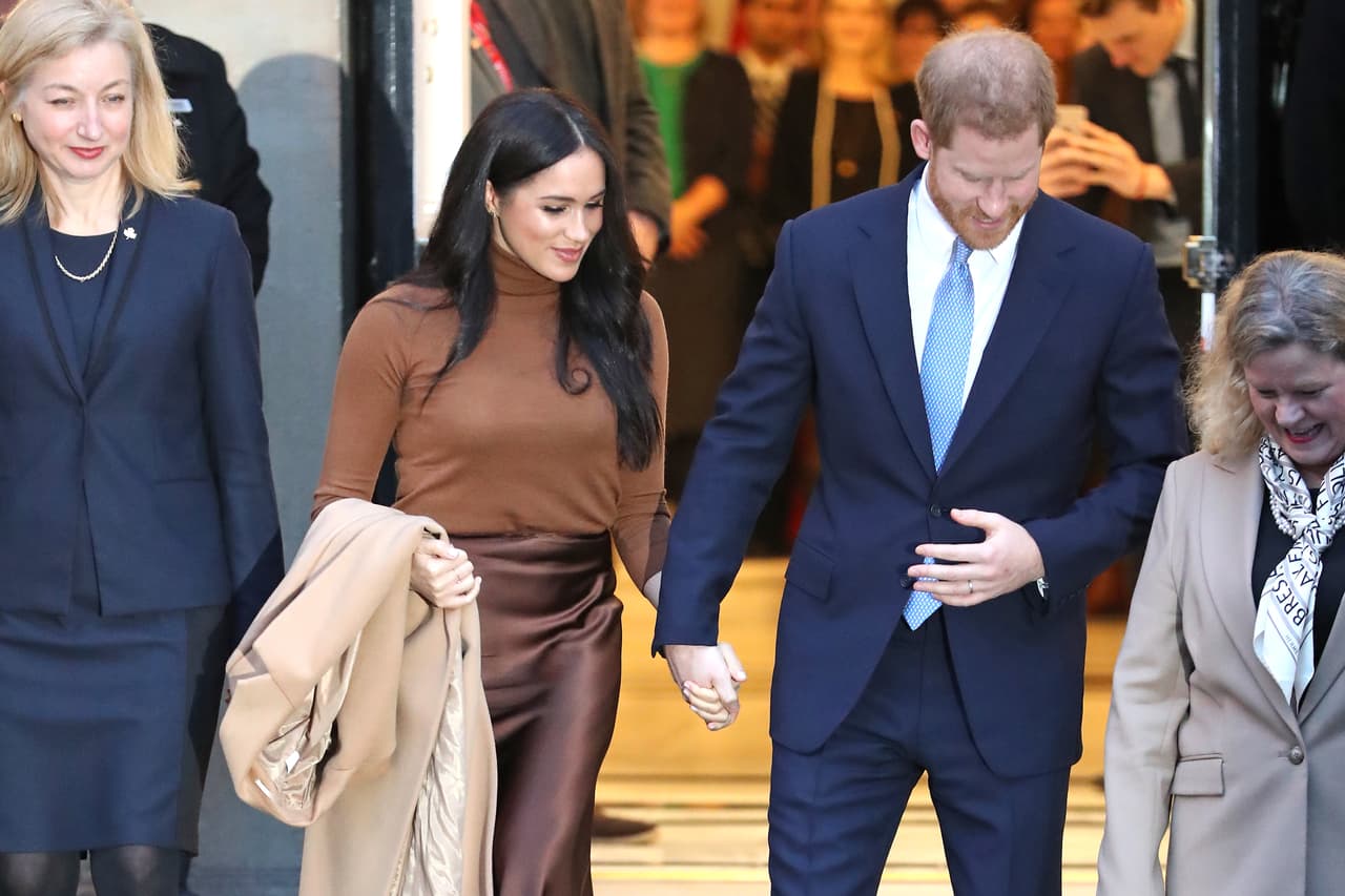 Este miércoles 8 de enero, los duques de Sussex recurrieron a su cuenta de Instagram para anunciar que perseguirán su independencia financiera y vivirán entre el Reino Unido y Norteamérica, retirándose como miembros de alto rango de la 
<b><a href="https://www.univision.com/famosos/es-oficial-el-principe-harry-y-meghan-markle-se-apartan-de-la-casa-real-britanica-fotos">monarquía británica.</a></b>
<br>