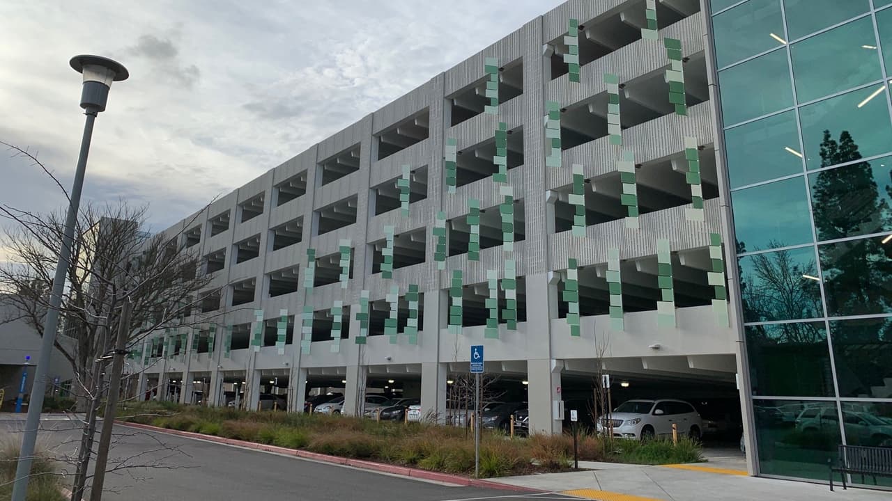 Equipan a un garaje de Sacramento State con internet wifi para facilitar estudiar desde los autos