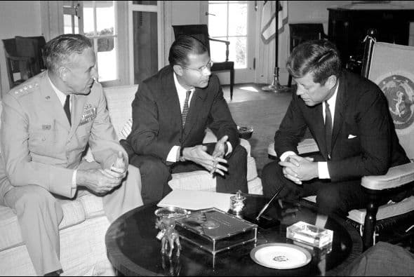 Robert S. McNamara, a la izquierda, Secretario de Defensa.