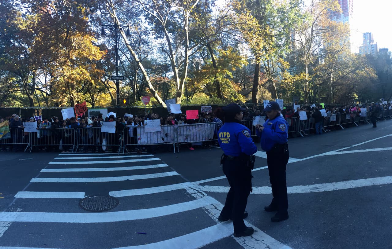 El NYPD agregó decenas de vallas de contención por los cientos de manifestantes que se sumeron a la protesta.