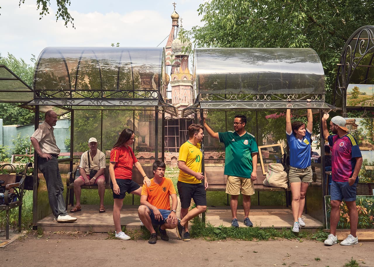 El administrador y documentalista mexicano Guillermo León vistió el verde: "Rumbo al aeropuerto iba muy nervioso. Mi familia y mi marido estaban preocupados, pero es un proyecto emocionante. 
<b>Buscamos lanzar un mensaje de empatía hacia los homosexuales que están ahí, que viven con miedo y que no pueden mostrar quienes son en todo momento</b>. Alguna vez me sentí así en México, y ahora que vivo felizmente casado, en una ciudad que no discrimina (Barcelona), deseo que todo el mundo pueda sentirse igual. Estoy muy orgulloso de haber llevado la bandera a Rusia".