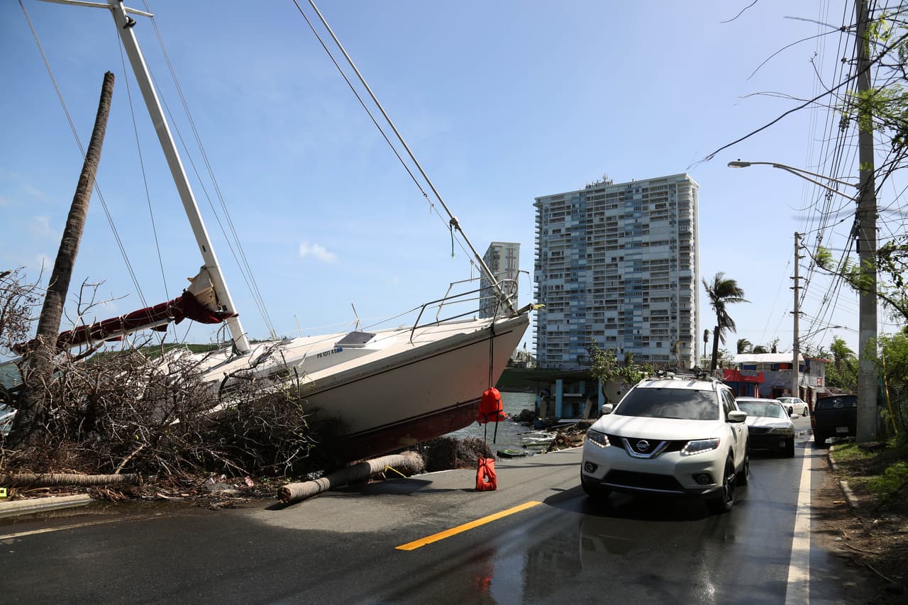 El municipio de Fajardo fue uno de los más afectados por los vientos del huracán. Algunos botes recreativos continúan encallados en la costa, a un mes del paso del fenómeno.