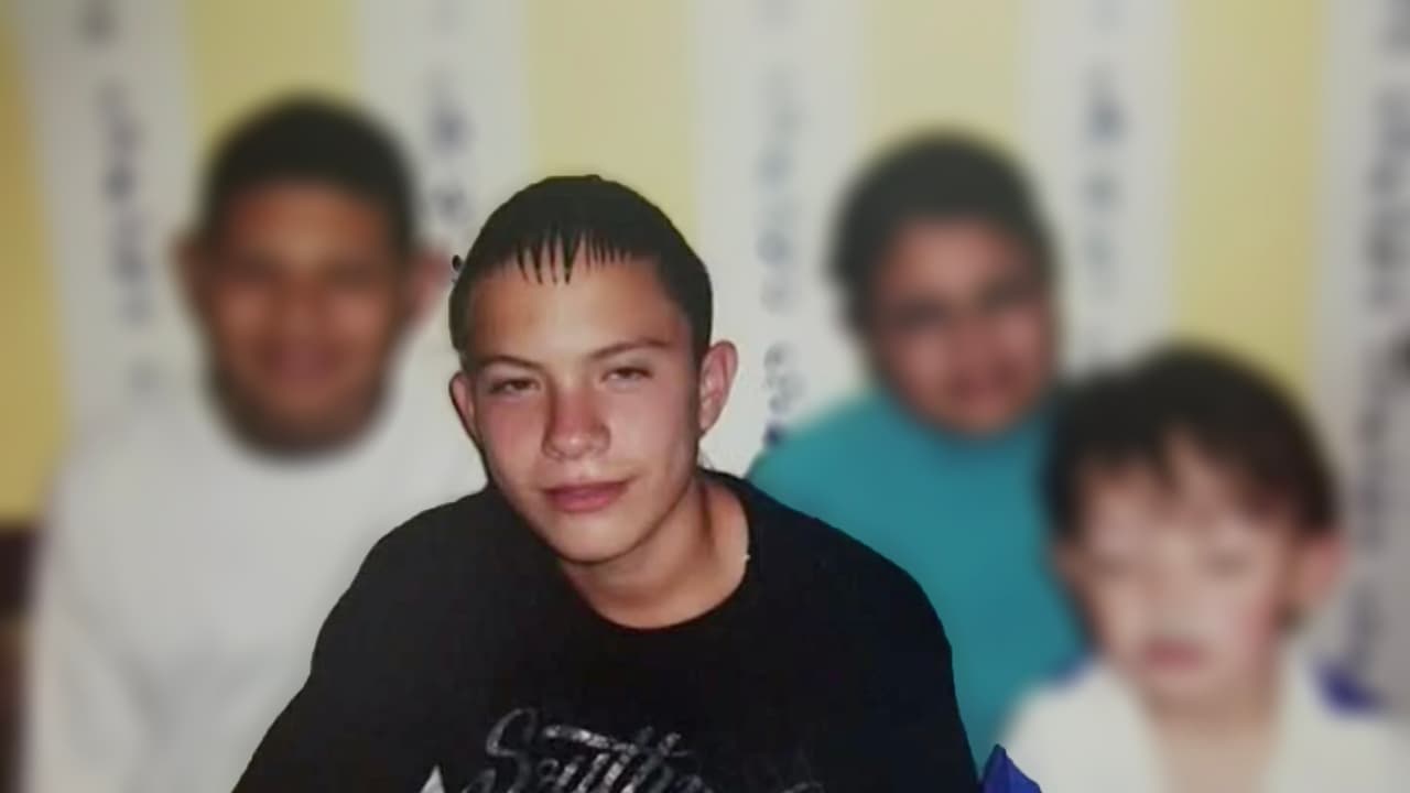 Una hermana de Erick Mejía dijo a Univision 41 en San Antonio que su hermano había huido de la policía porque 
<b><a href="https://www.univision.com/local/san-antonio-kwex/hispano-indocumentado-muere-a-manos-de-cuatro-policias-de-san-antonio">era indocumentado y tenía miedo.</a></b>
