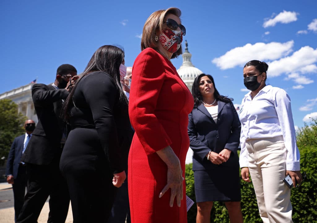 La presidenta de la Cámara de Representantes, Nancy Pelosi, aparece con las hermanas de Vanessa Guillén, Lupe (derecha) y Myra (izquierda), y la abogada Natalie Khawam, fuera del Capitolio de Estados Unidos este 13 de mayo de 2021 en Washington DC.