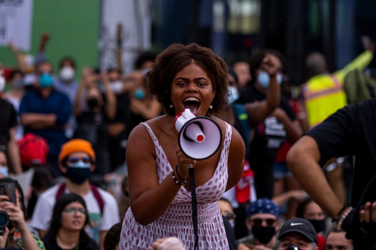 “Ellos pueden ser portadores asintomáticos que están protestando y van a propagar la enfermedad de una manera verdaderamente rápida”, advirtió la doctora Garcés.
<br>
