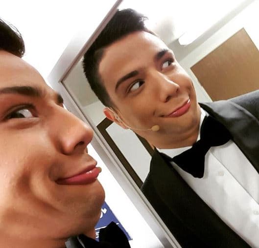 Hasta con ese goofy face es un divino.