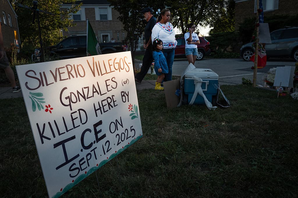 FRANKLIN PARK, ILLINOIS - 15 DE SEPTIEMBRE: Activistas, amigos y miembros de la comunidad se congregan para manifestarse y lamentar la muerte de Silverio Villegas González cerca del lugar donde un agente del Servicio de Inmigración y Control de Aduanas (ICE) le disparó y lo mató el 15 de septiembre de 2025 en Franklin Park, Illinois. Villegas González, padre soltero de dos niños pequeños, fue asesinado a tiros por agentes del ICE tras intentar huir de una parada de tráfico el 12 de septiembre. (Foto de Scott Olson/Getty Images)