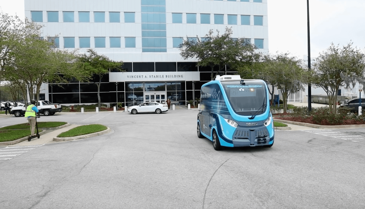 La fase piloto de este programa dio inicio el pasado 30 de marzo e incluye una única ruta de ida y vuelta para una flota compuesta por cuatro unidades de conducción autónoma.