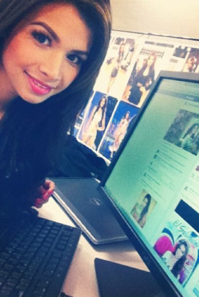 A través de las famosas fotos 'selfies' es como nuestra reina mantiene una estrecha relación con sus seguidores. Este tipo de fotos se han convertido en un fenómeno y no hay quién no se haya tomado una. Ahora puedes subir la tuya con el hashtag #NBLselfie para ganar un kit de belleza, los detalles aquí