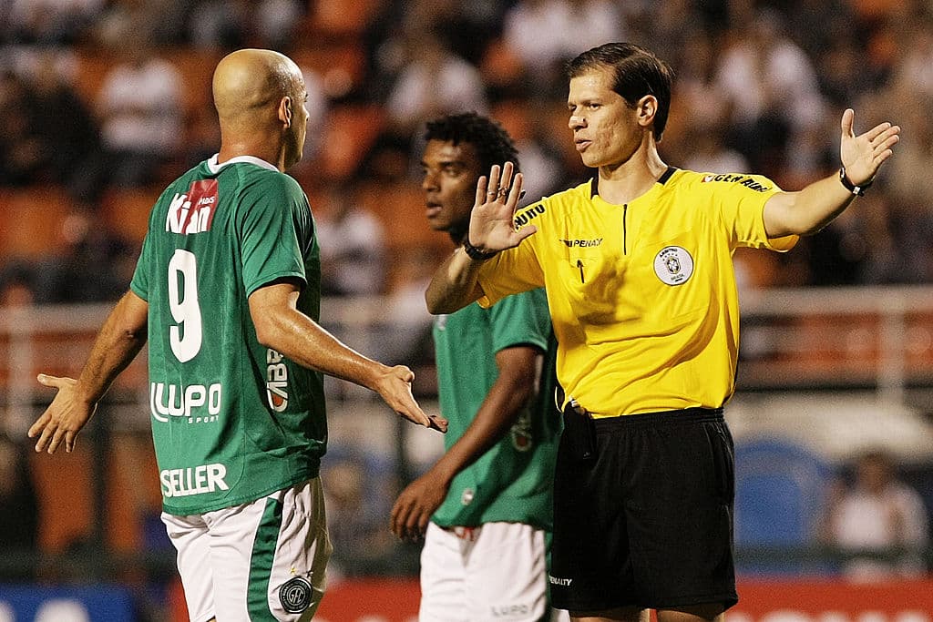 Ricardo Ferreira, jugador suizo fue castigado 50 años por tirar un balonazo a la cara de un arbitro y después tirar una jarra con agua al arbitro central.