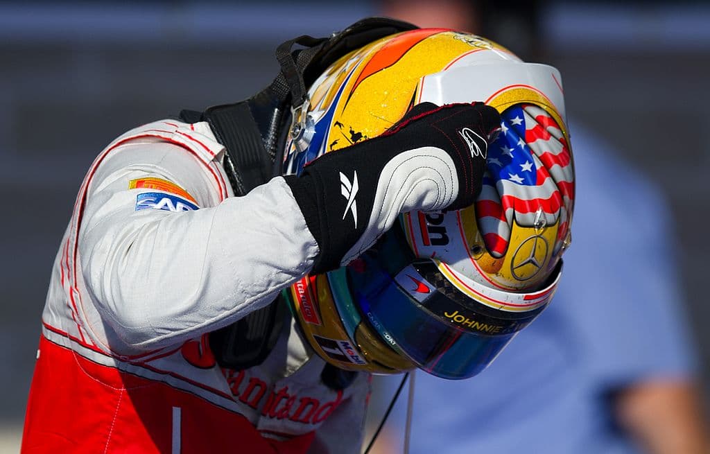 En la Formula 1, en 2007, la escudería McLaren Mercedes fue obligada a pagar 100 millones de dólares por el espionaje practicado sobre una escudería Ferrari.