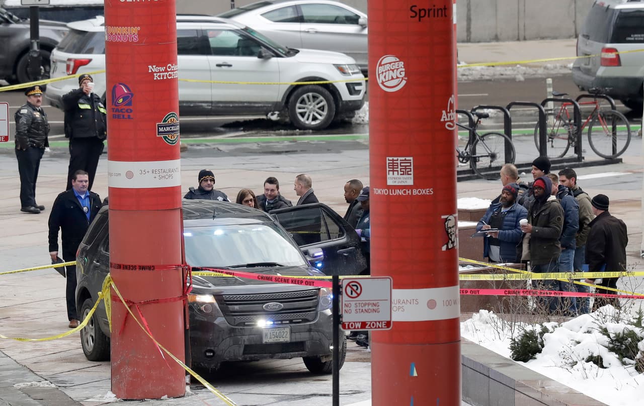 El sospechoso fue puesto bajo custodia y un arma fue recuperada en la escena. Por el momento no se han presentado cargos.
<br>