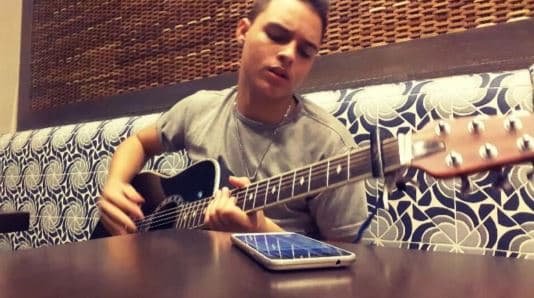 Le gusta tocar la guitarra.