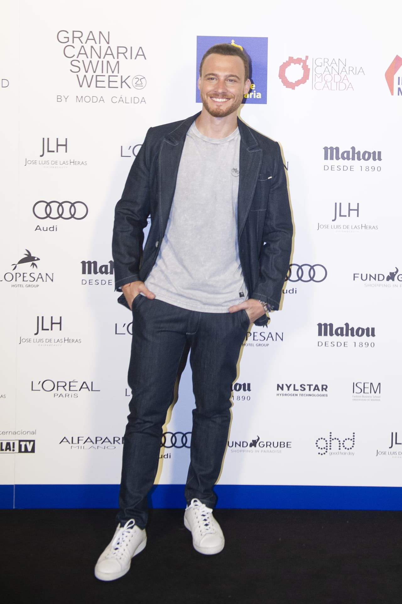 Kerem se mantiene activo en redes sociales en donde sus fans pueden seguir de cerca la vida del actor en lo que llega a pantalla su siguiente proyecto.