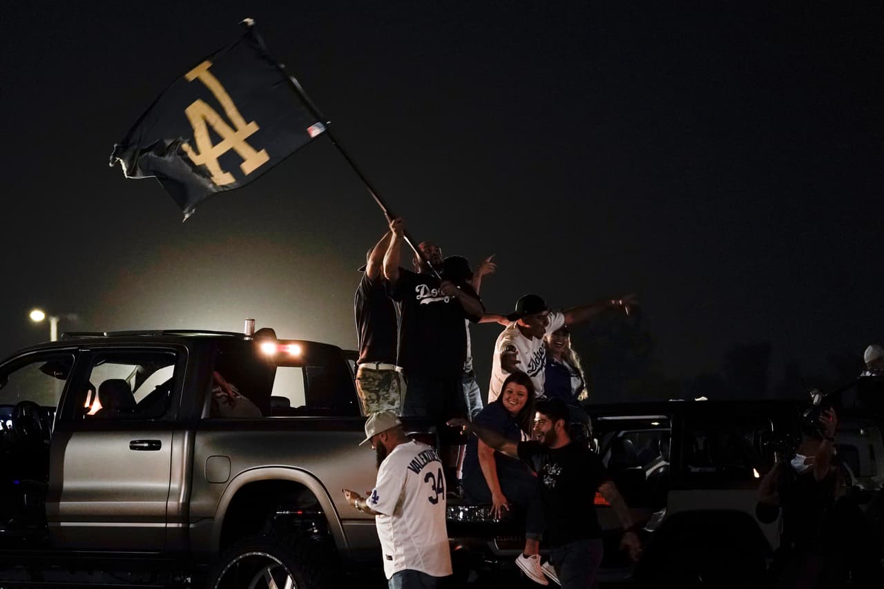 En la casa de los Dodgers, los fanáticos de los azules disfrutaron la transmisión en pantalla gigante, desde sus vehículos y se estima que unos 1,000 autos llegaron la histórico estadio angelino.