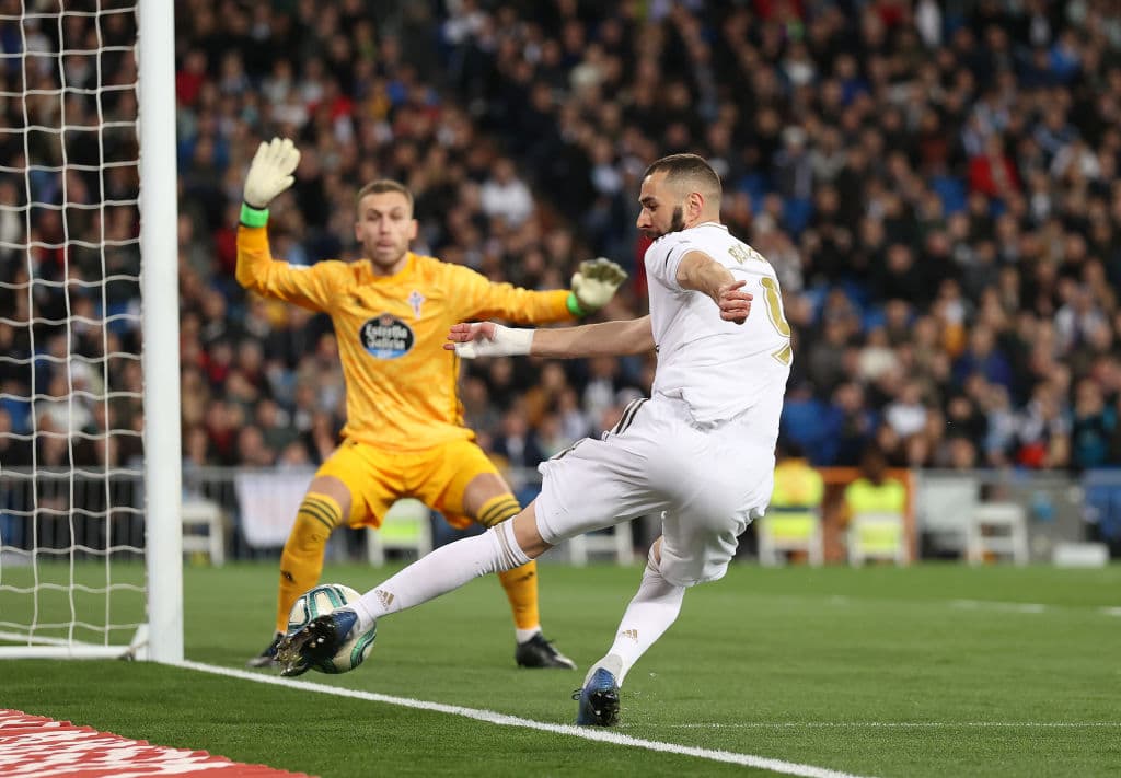 Karim Benzema también quiere su gol y está cerca de lograrlo pero Rubén Blanco acierta al atajar su disparo.