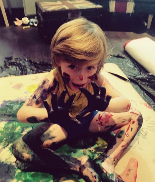 Mateo es todo un artista y no pierde oportunidad para divertirse pintando.