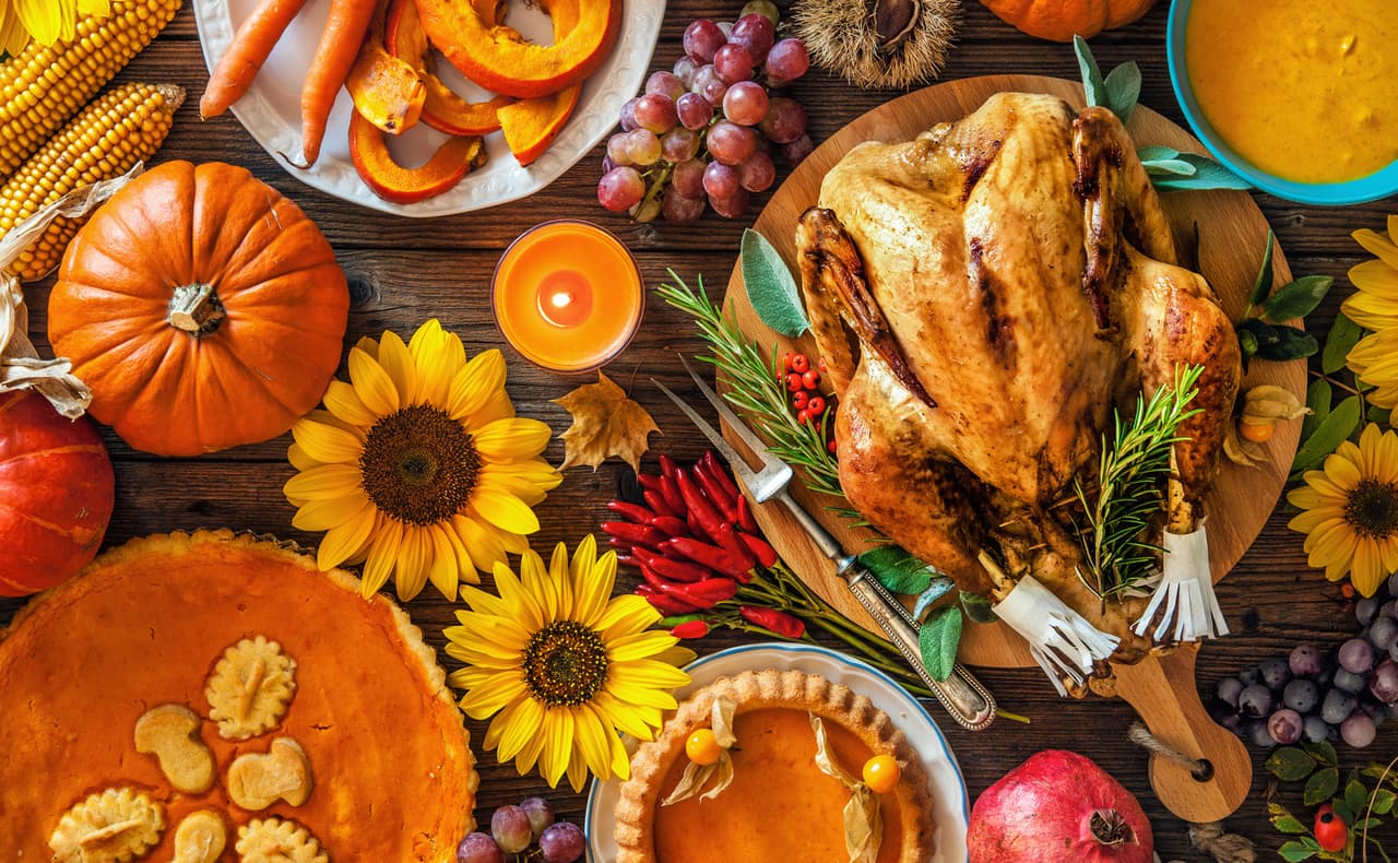 Para prevenir la propagación del virus, los 
<a href="https://www.cdc.gov/coronavirus/2019-ncov/daily-life-coping/holidays.html#holiday-celebrations" target="_blank">Centros para el Control y Prevención de Enfermedades</a> (CDC) están recomendando, además de mantener el distanciamiento social, lavarse las manos y usar el tapabocas cuando esté con personas que no hacen parte de su hogar.