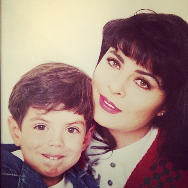 "De chiquito, a José Eduardo yo sí le organizaba sus fiestas, tenía pocos amiguitos, pero muy traviesos, entonces, le llevaba magos, piñatas", recordó la artista, quien en esa época gozaba de gran popularidad gracias a sus protagónicos en 'Pobre niña rica' y 'Vivo por Elena'.