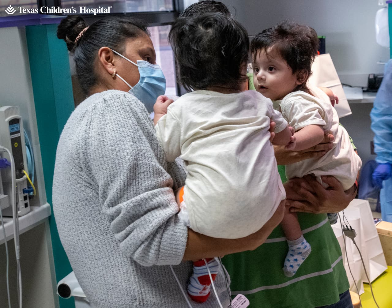 "Se sometió a un diagnóstico por imágenes que 
<b>nos permitió coordinar con éxito el parto y ayudar al tratamiento posnatal inmediato de los gemelos. Con una planificación muy detallada y un entrenamiento de simulación, estábamos preparados para este parto tan complejo.</b>", dijo el Dr. Michael Belfort, obstetra y ginecólogo jefe del Texas Children's Hospital y presidente del Departamento de obstetricia y ginecología del Baylor College of Medicine.
<br>